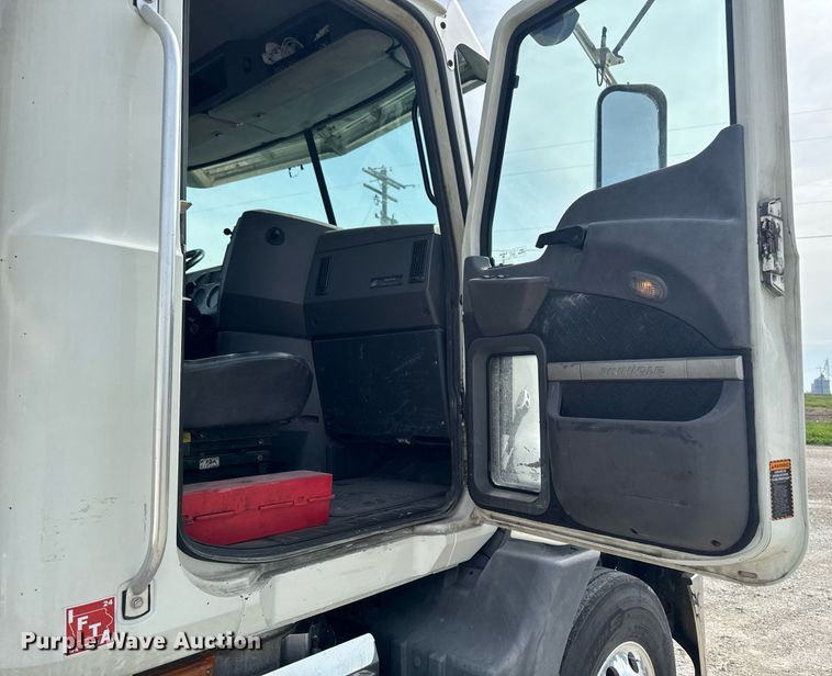 image for item DV2517 2016 Mack CXU semi truck