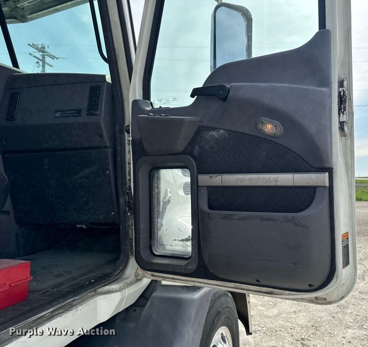 image for item DV2517 2016 Mack CXU semi truck