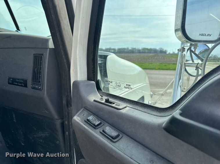 image for item DV2517 2016 Mack CXU semi truck