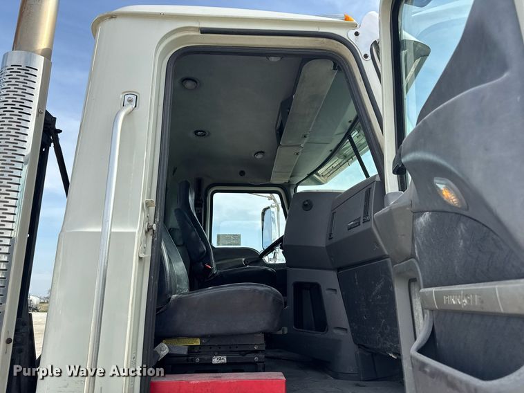 image for item DV2517 2016 Mack CXU semi truck