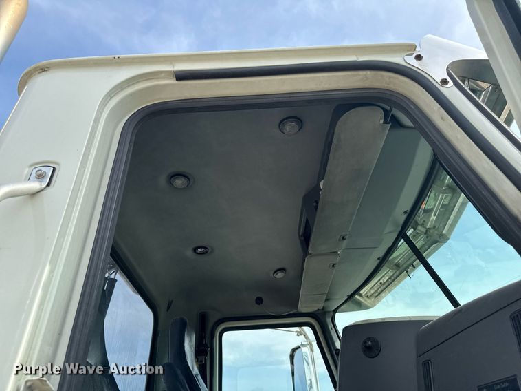 image for item DV2517 2016 Mack CXU semi truck