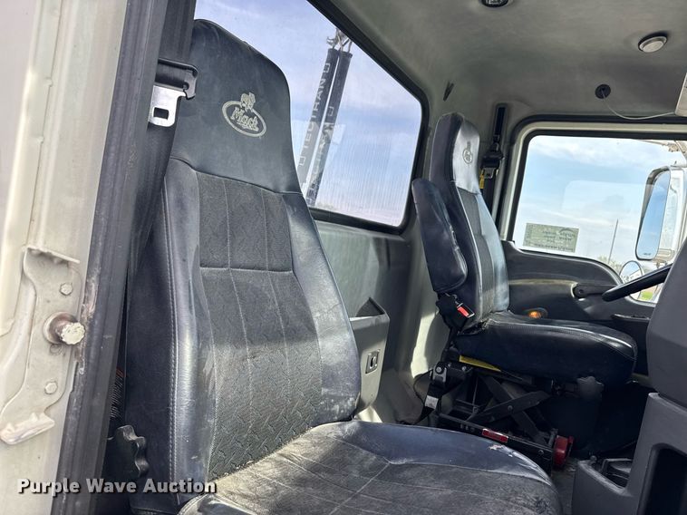 image for item DV2517 2016 Mack CXU semi truck