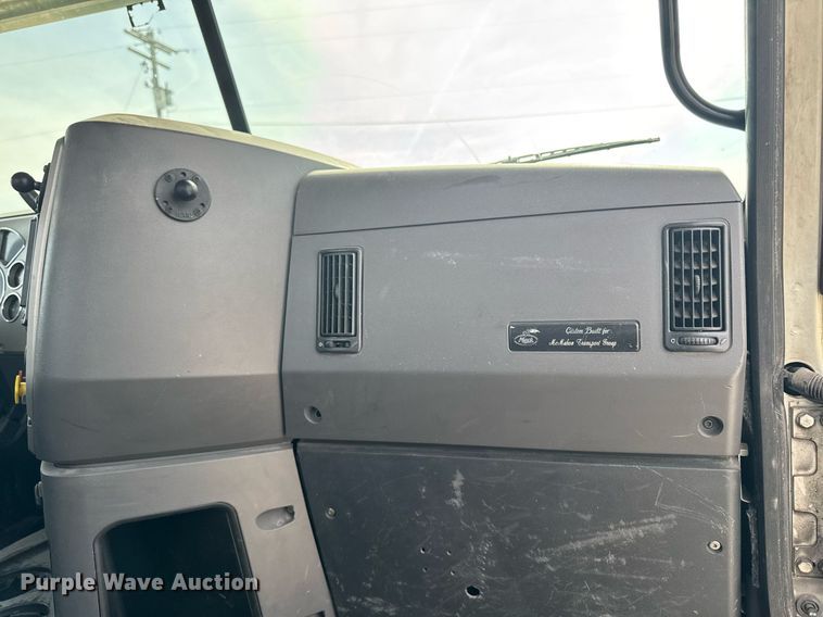 image for item DV2517 2016 Mack CXU semi truck