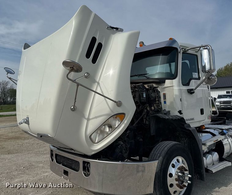 image for item DV2517 2016 Mack CXU semi truck