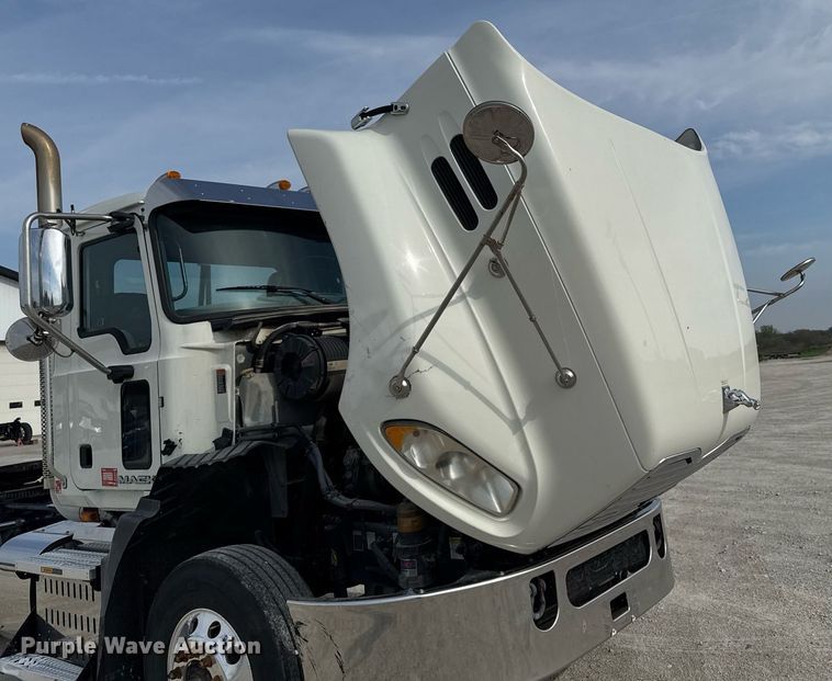 image for item DV2517 2016 Mack CXU semi truck