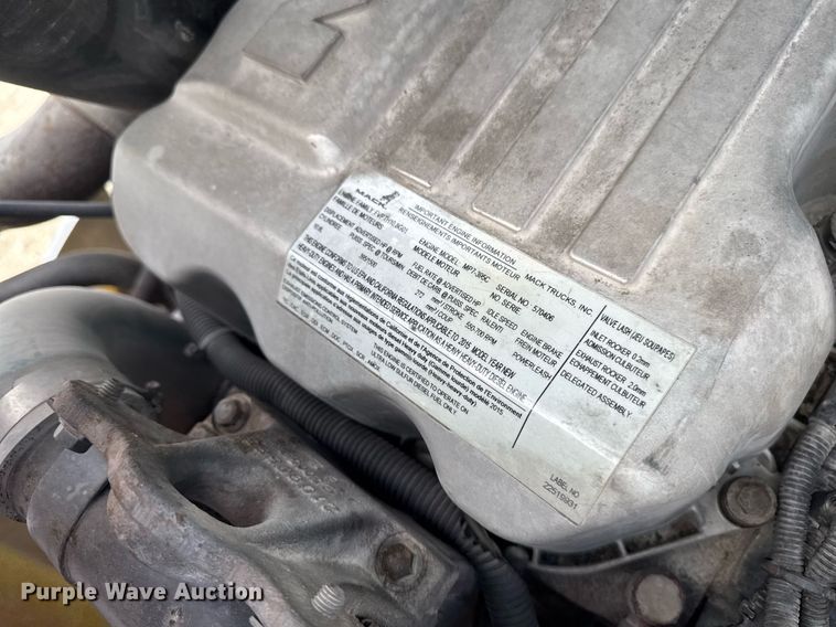 image for item DV2517 2016 Mack CXU semi truck