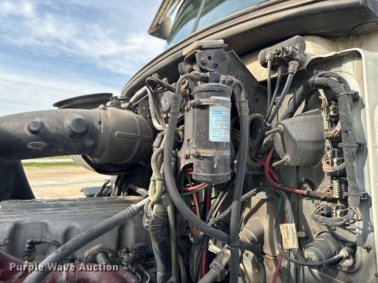 image for item DV2517 2016 Mack CXU semi truck