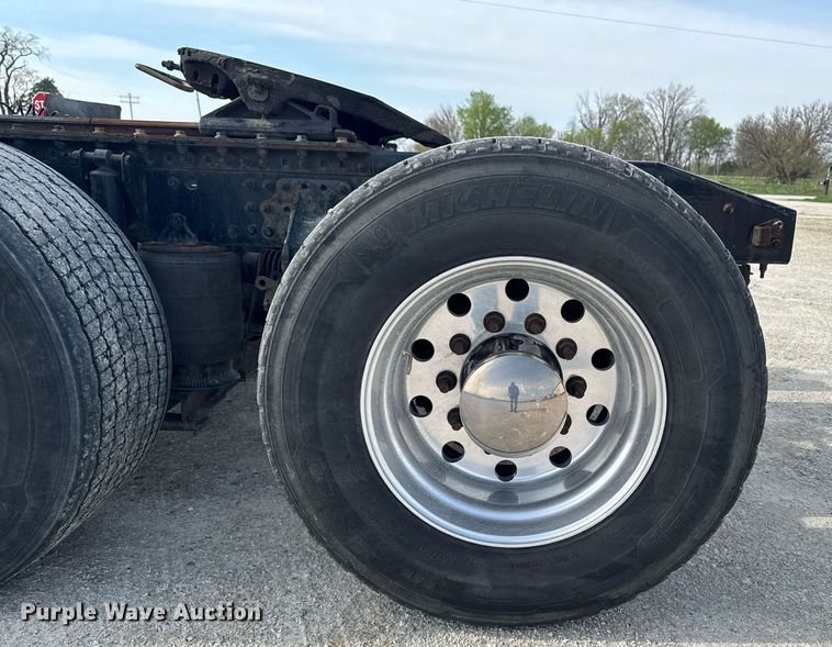 image for item DV2517 2016 Mack CXU semi truck