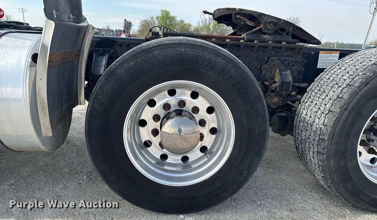 image for item DV2517 2016 Mack CXU semi truck