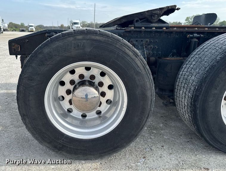 image for item DV2517 2016 Mack CXU semi truck