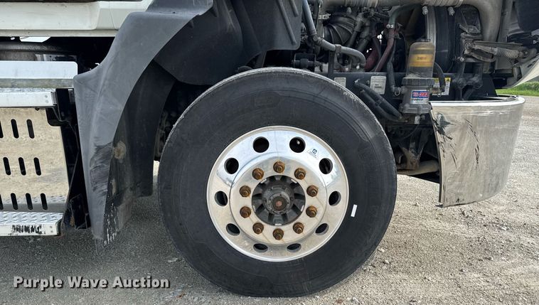 image for item DV2517 2016 Mack CXU semi truck