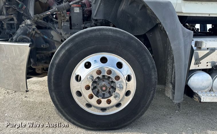 image for item DV2517 2016 Mack CXU semi truck