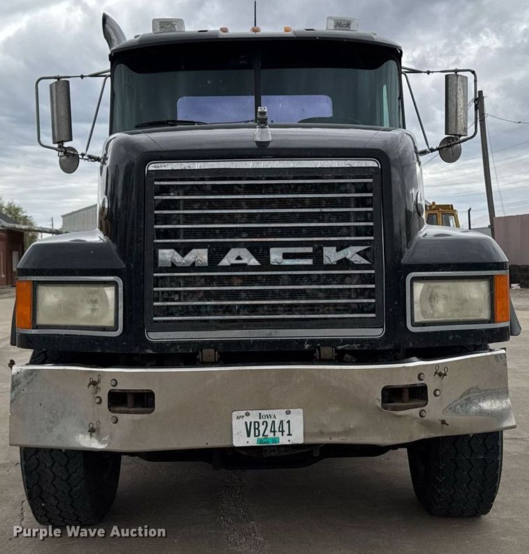 image for item DV2571 2000 Mack CL713 semi truck