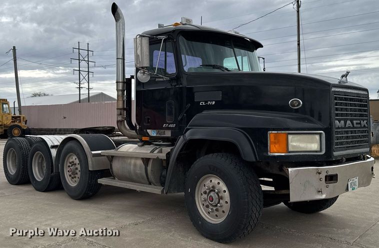 image for item DV2571 2000 Mack CL713 semi truck