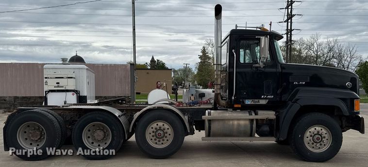 image for item DV2571 2000 Mack CL713 semi truck