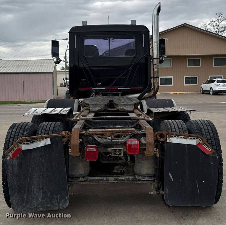 image for item DV2571 2000 Mack CL713 semi truck