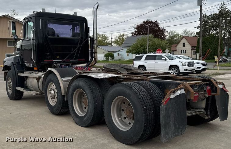 image for item DV2571 2000 Mack CL713 semi truck