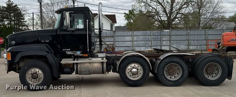 image for item DV2571 2000 Mack CL713 semi truck