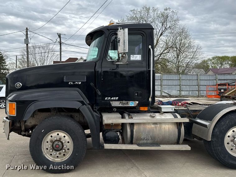 image for item DV2571 2000 Mack CL713 semi truck