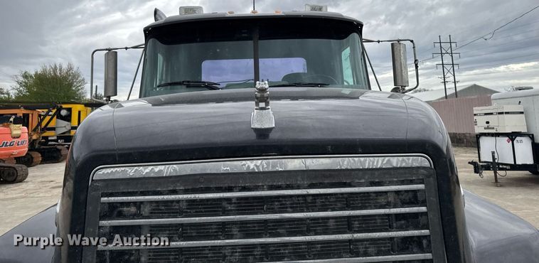 image for item DV2571 2000 Mack CL713 semi truck