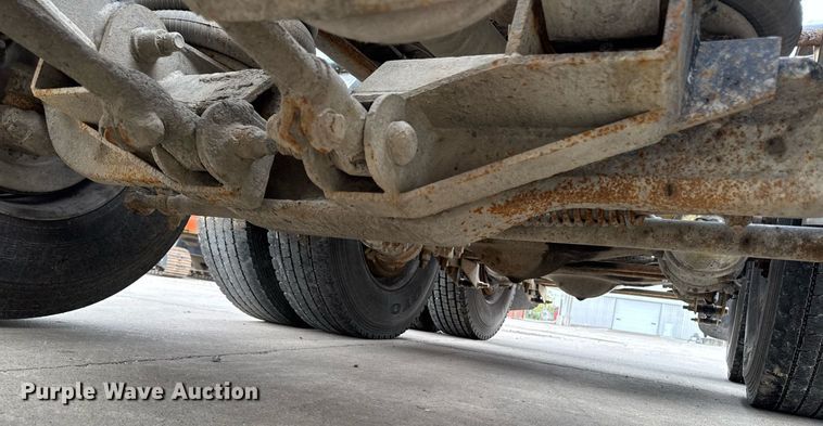 image for item DV2571 2000 Mack CL713 semi truck