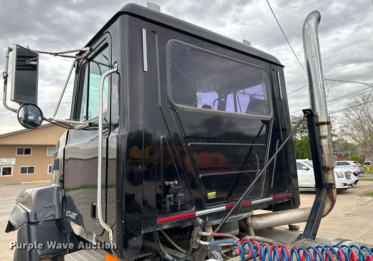 image for item DV2571 2000 Mack CL713 semi truck