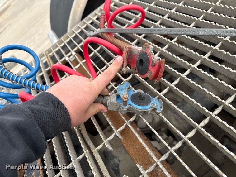 image for item DV2571 2000 Mack CL713 semi truck