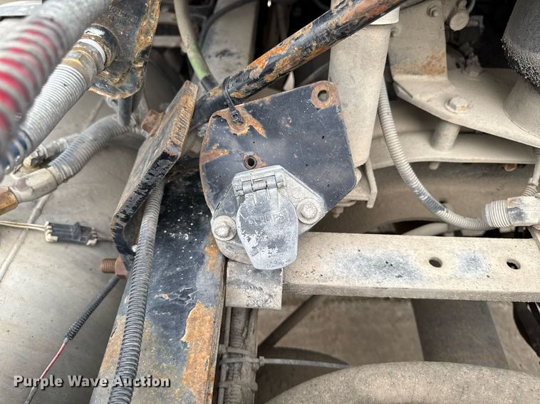 image for item DV2571 2000 Mack CL713 semi truck