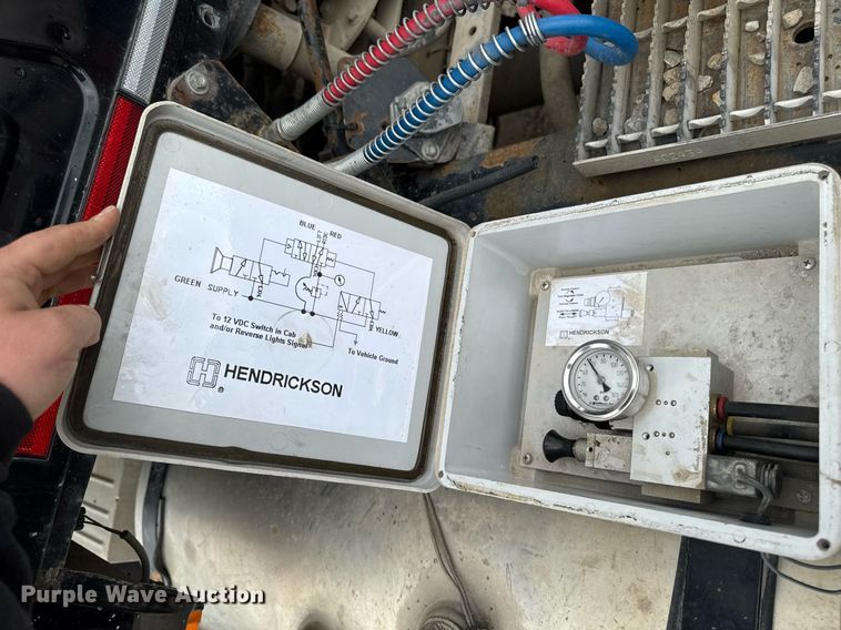 image for item DV2571 2000 Mack CL713 semi truck