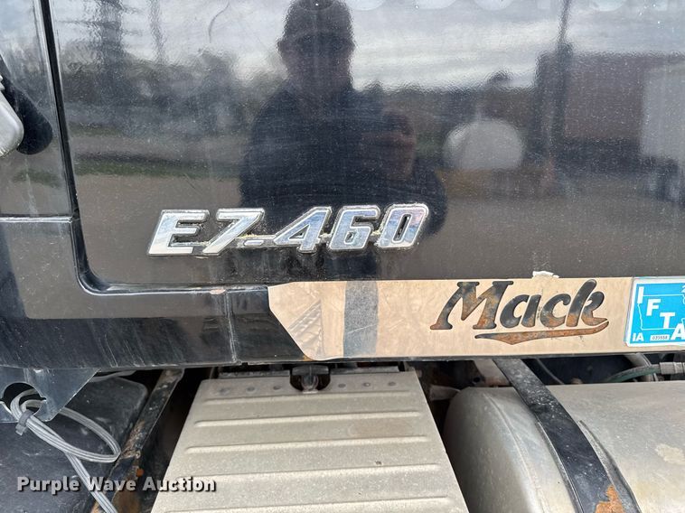 image for item DV2571 2000 Mack CL713 semi truck