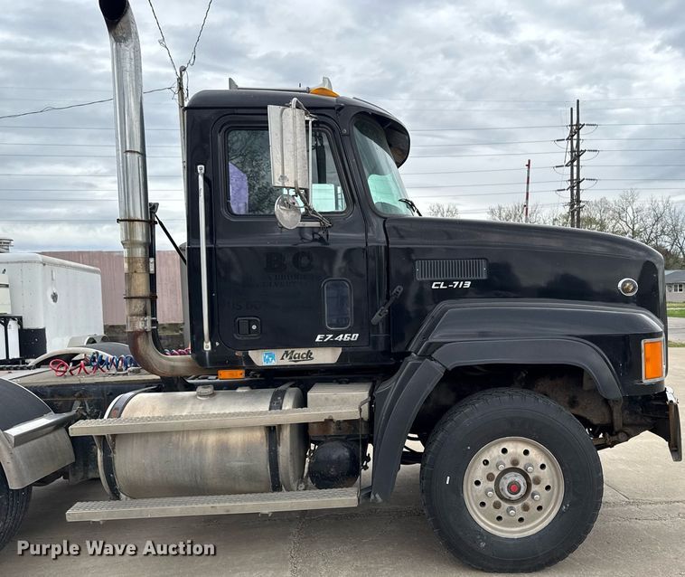 image for item DV2571 2000 Mack CL713 semi truck