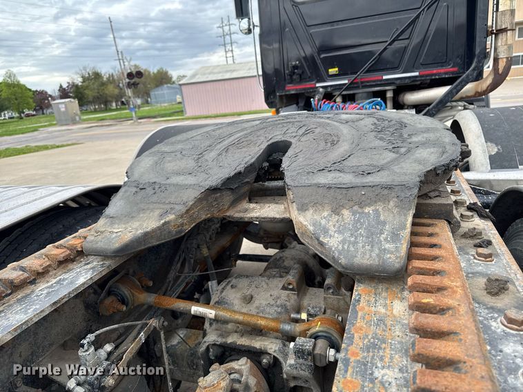 image for item DV2571 2000 Mack CL713 semi truck