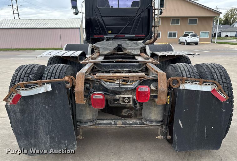 image for item DV2571 2000 Mack CL713 semi truck