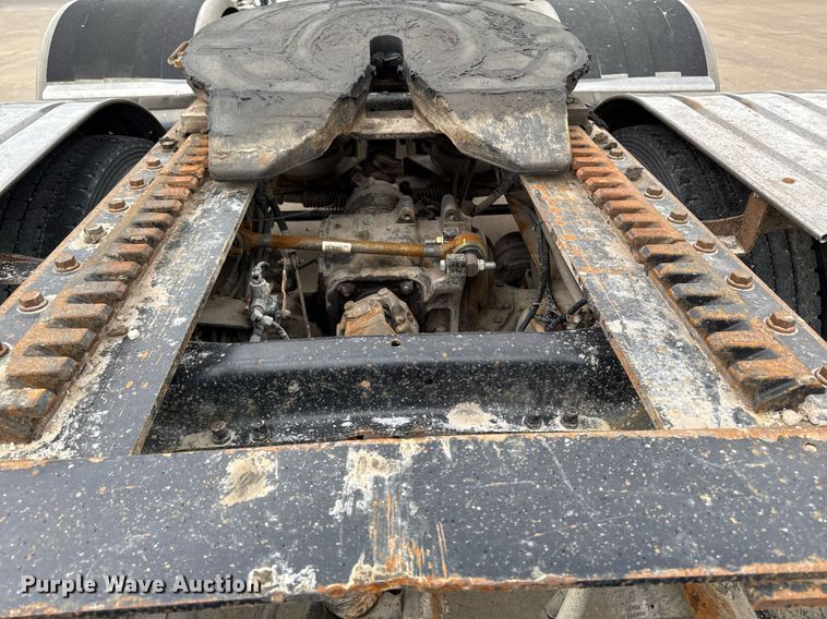 image for item DV2571 2000 Mack CL713 semi truck