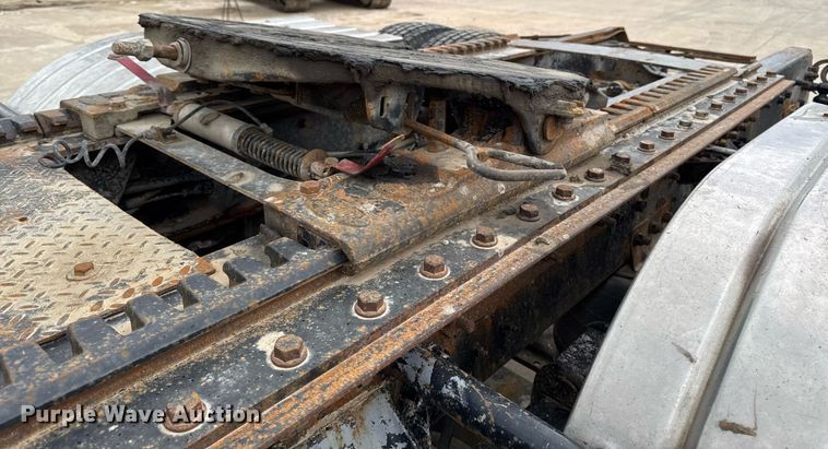 image for item DV2571 2000 Mack CL713 semi truck