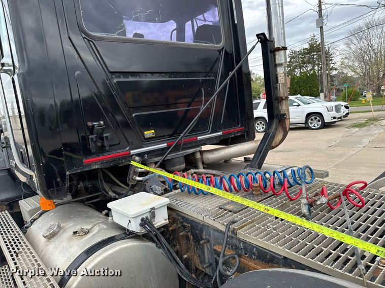 image for item DV2571 2000 Mack CL713 semi truck