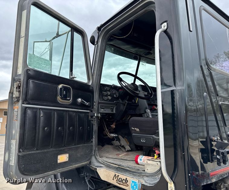 image for item DV2571 2000 Mack CL713 semi truck