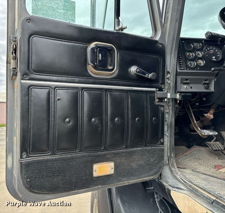 image for item DV2571 2000 Mack CL713 semi truck