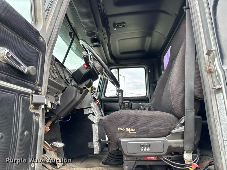 image for item DV2571 2000 Mack CL713 semi truck