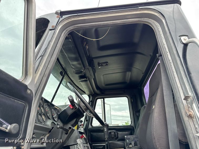 image for item DV2571 2000 Mack CL713 semi truck