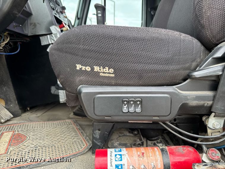 image for item DV2571 2000 Mack CL713 semi truck