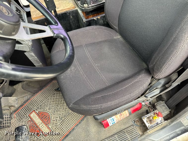 image for item DV2571 2000 Mack CL713 semi truck