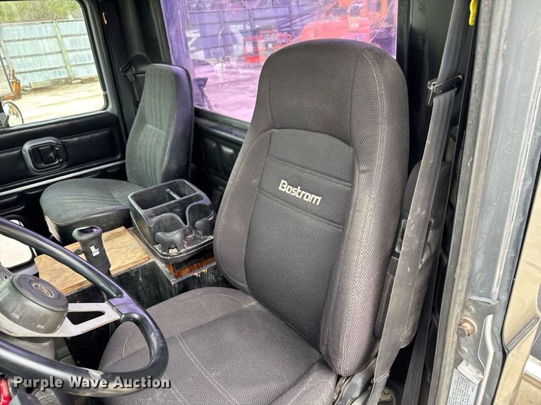 image for item DV2571 2000 Mack CL713 semi truck