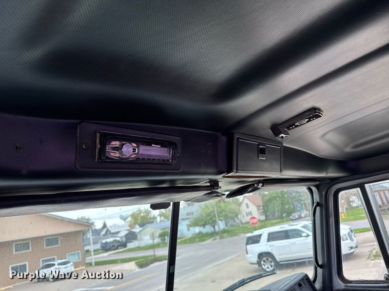 image for item DV2571 2000 Mack CL713 semi truck