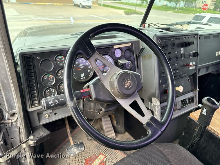 image for item DV2571 2000 Mack CL713 semi truck