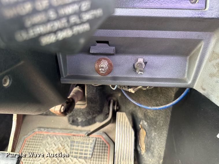 image for item DV2571 2000 Mack CL713 semi truck