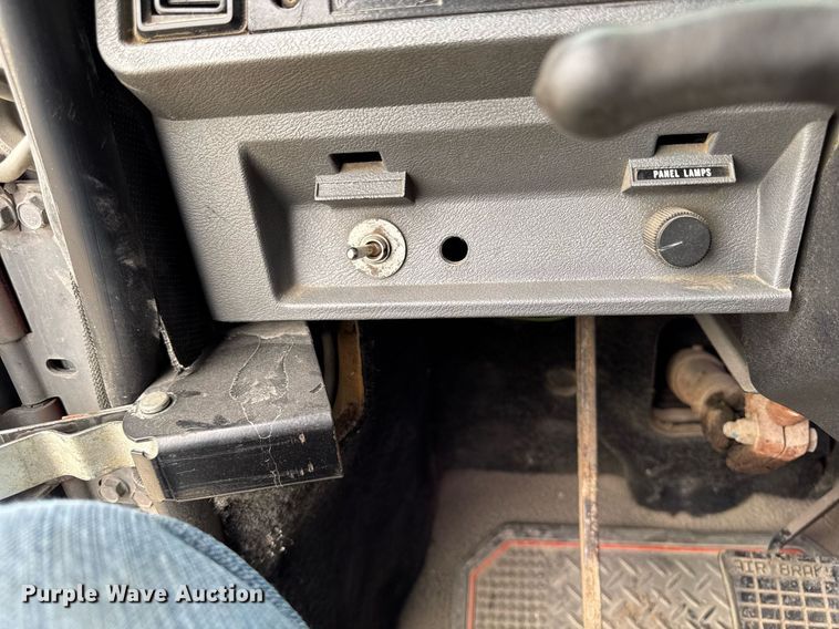 image for item DV2571 2000 Mack CL713 semi truck