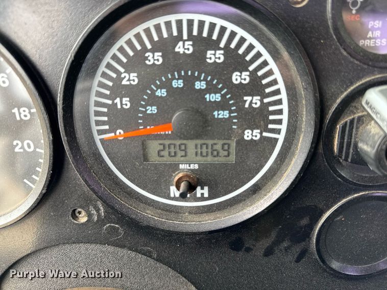 image for item DV2571 2000 Mack CL713 semi truck