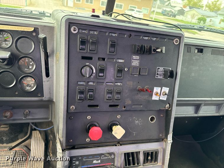 image for item DV2571 2000 Mack CL713 semi truck