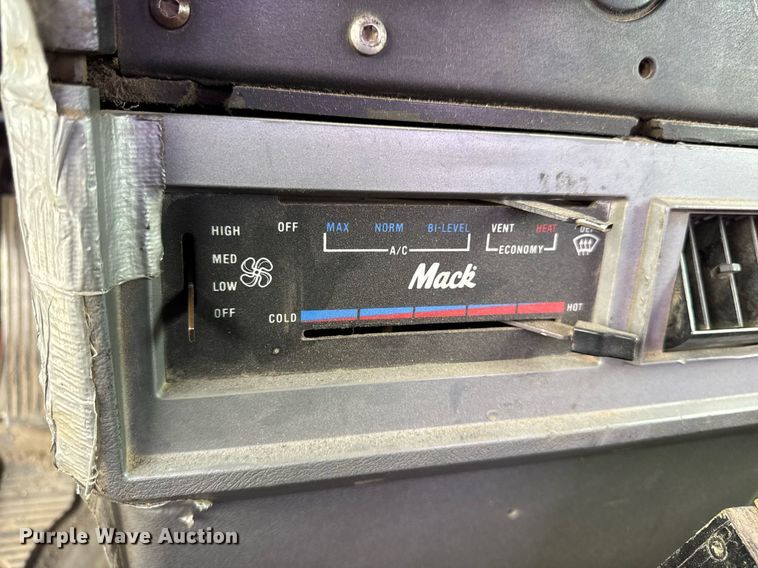 image for item DV2571 2000 Mack CL713 semi truck